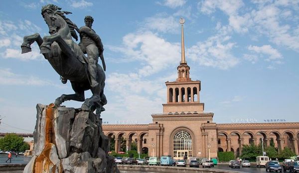 Туристка попыталась засудить S7 за то, что ее ребенка не пустили в Армению