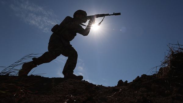 Сын Саркози предложил отправлять мигрантов на военную службу по лотерее