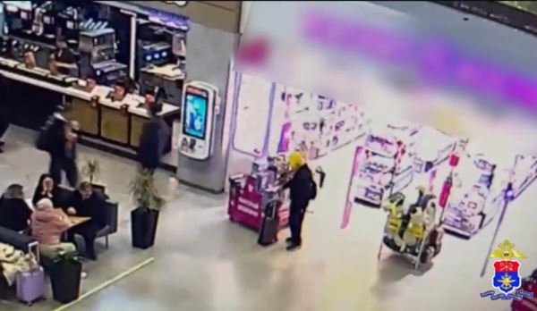 Бездомный украл в аэропорту Пулково чемодан и косметичку